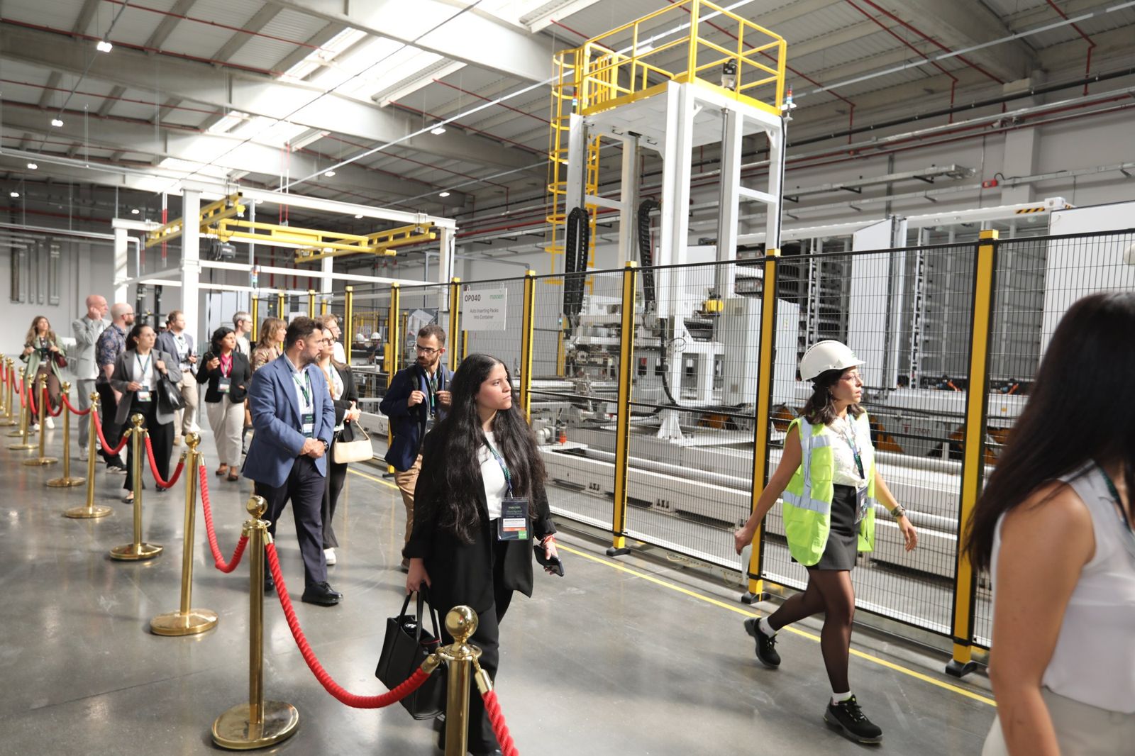Visitantes en la línea de producción de Maxxen en Aydın, Turquía