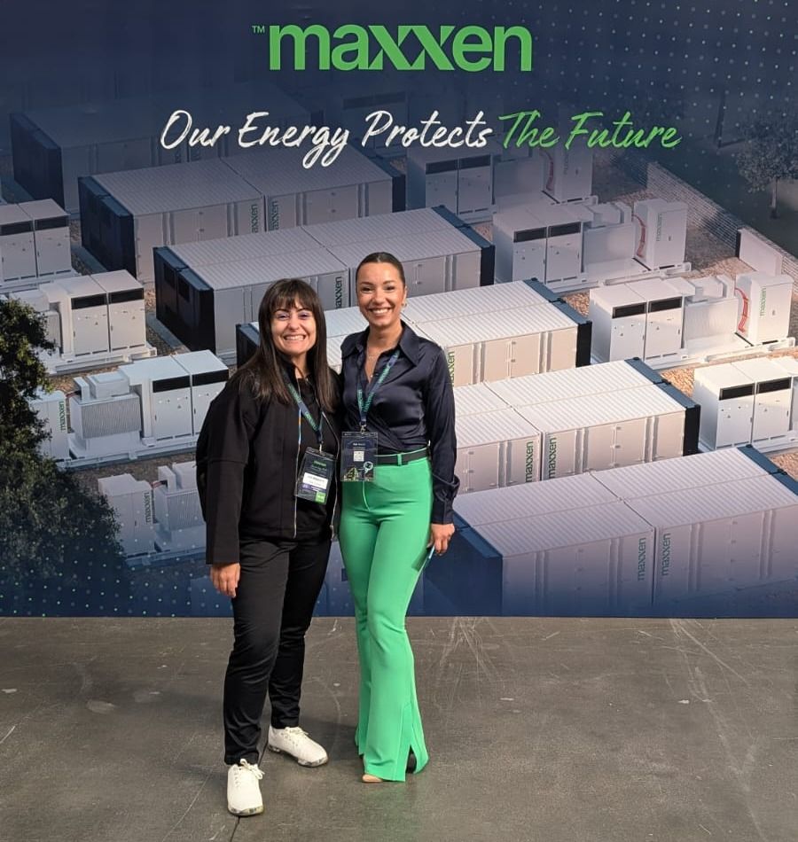 Belén Gallego, de ATA Insights, con Buse Narinç, coordinadora de desarrollo de negocio de Maxxen y presentadora del Maxxen Day, en la fábrica de Aydın