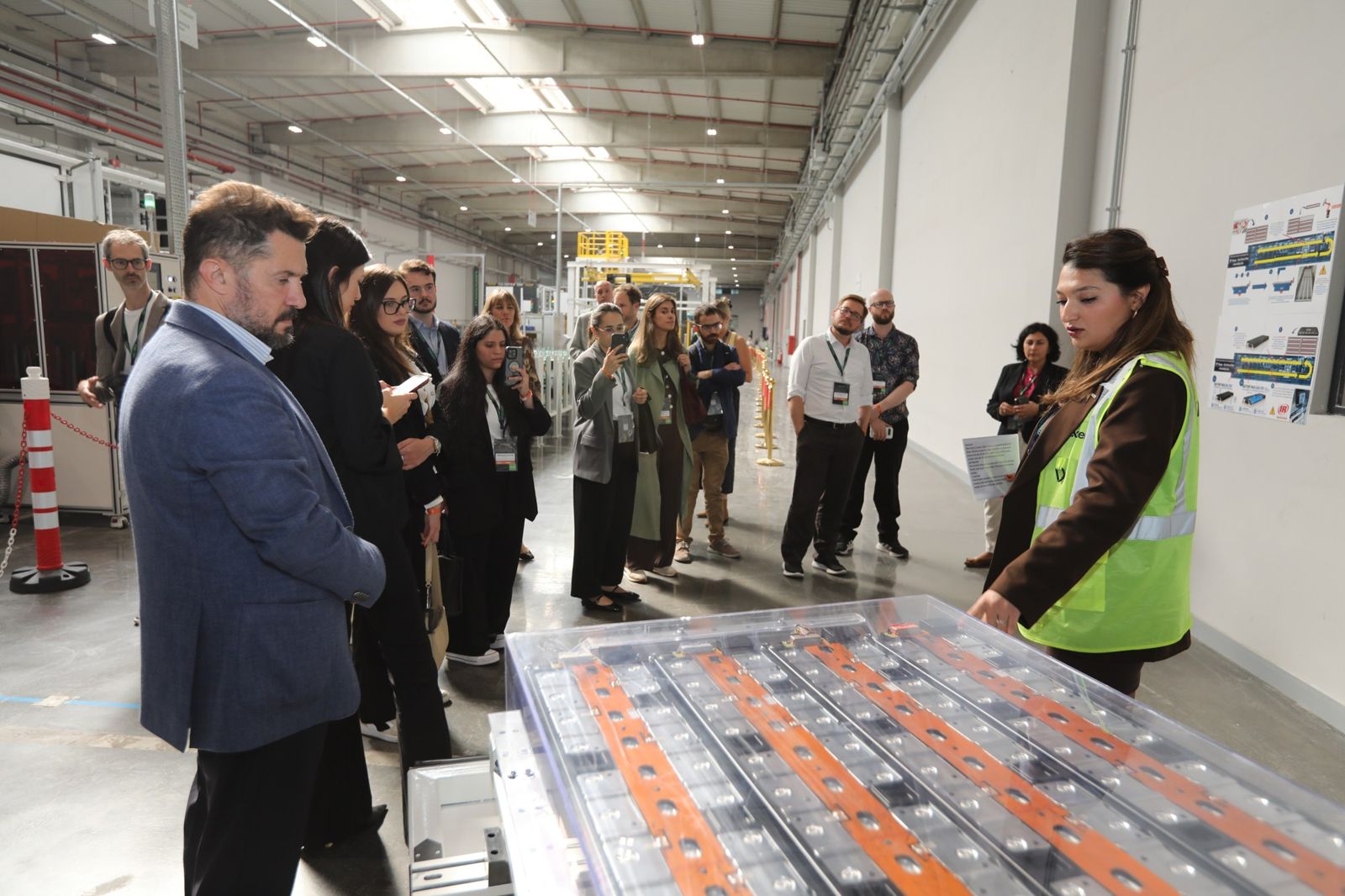 Invitados en la línea de módulos durante la visita a la fábrica. Foto: Maxxen